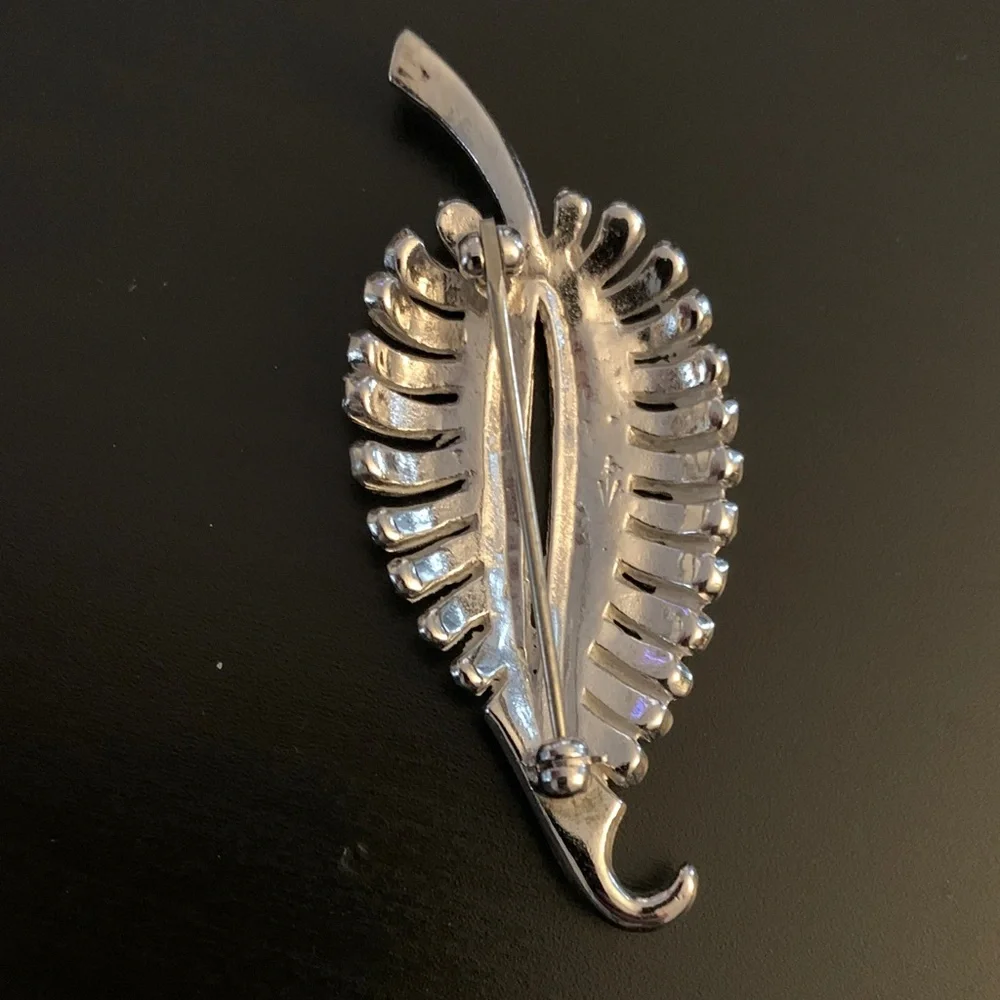 Elegant Silver Leaf Brooch, Costume Jewelry - Picture 3 of 3